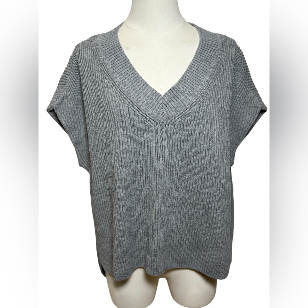 Paper Label Aiko Knit Sweater Vest in Heather Gray Size Small